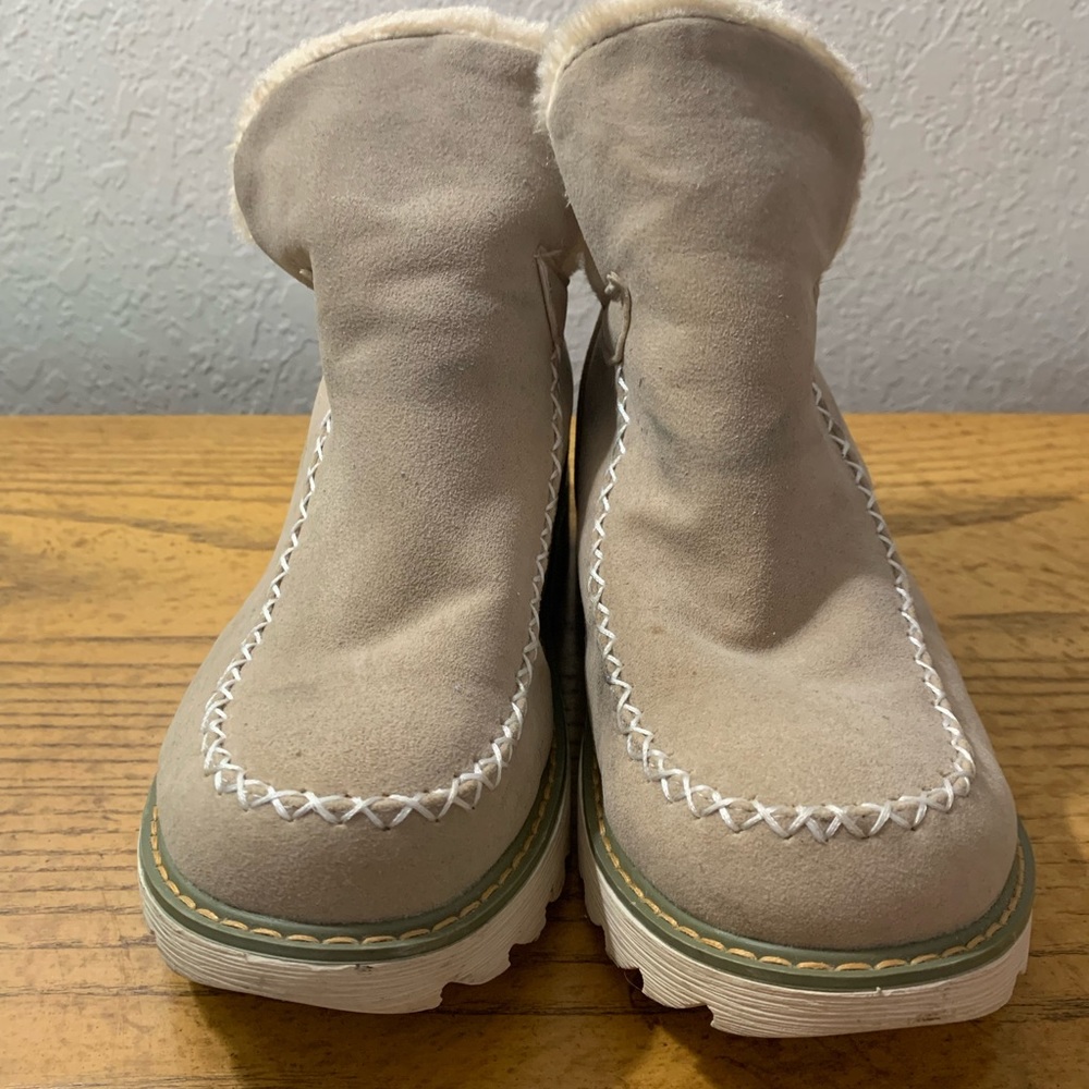 High top, Sherpa lined, casual shoe for fall or winter.  Pre-owned